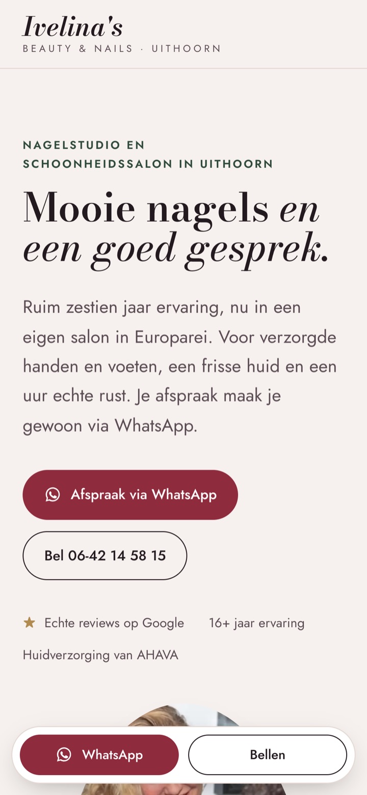Website van Ivelina's Beauty & Nails op een telefoon